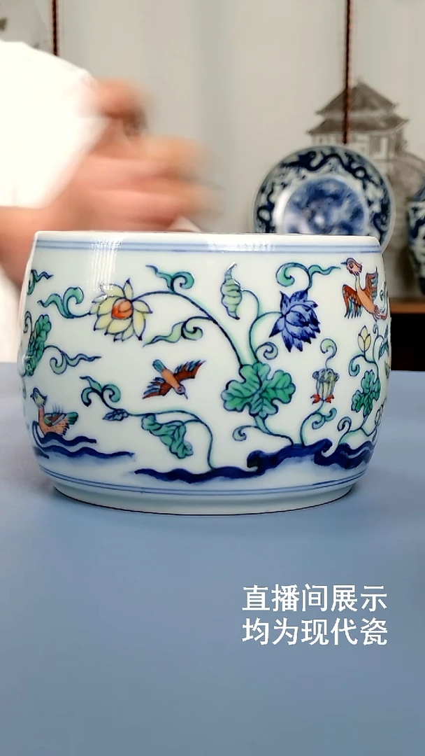 青花斗彩花卉蟋蟀罐