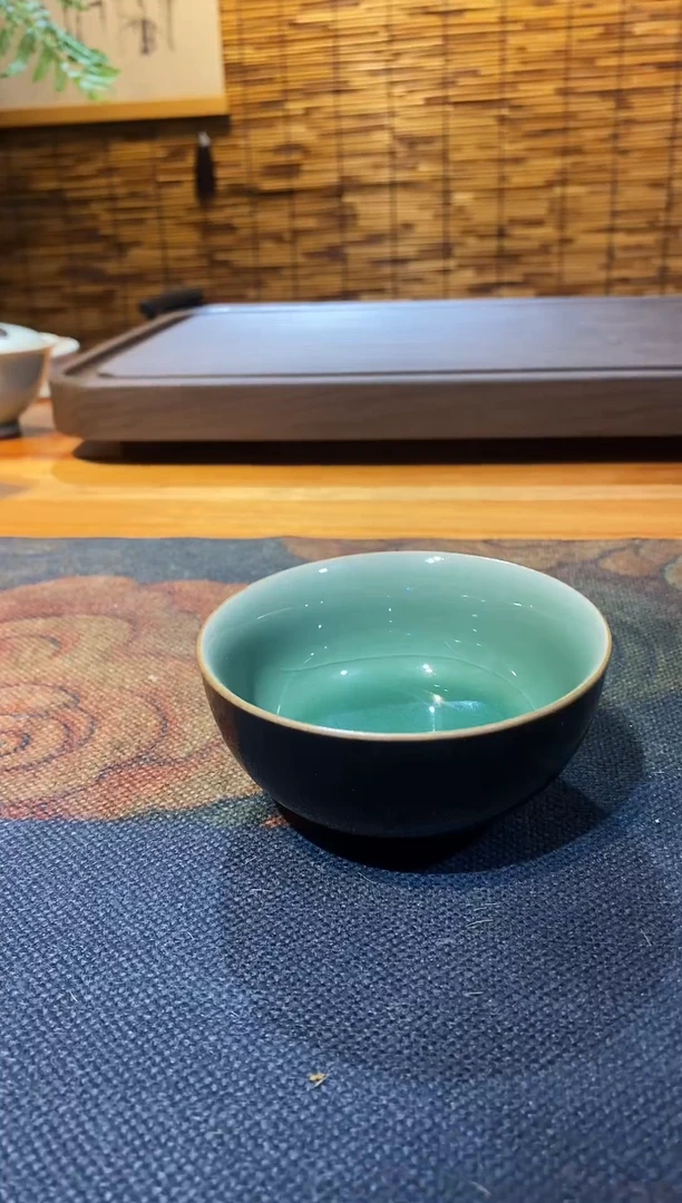 山隐青瓷气烧杯子 　微瑕　乌金釉　　50Cc