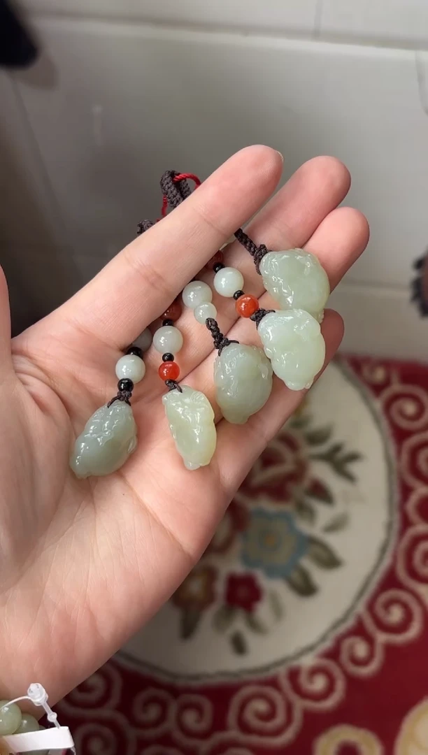 【闪购商品】和田玉吊坠(赠链)未镶嵌且末近矿多样性发货拍一发一