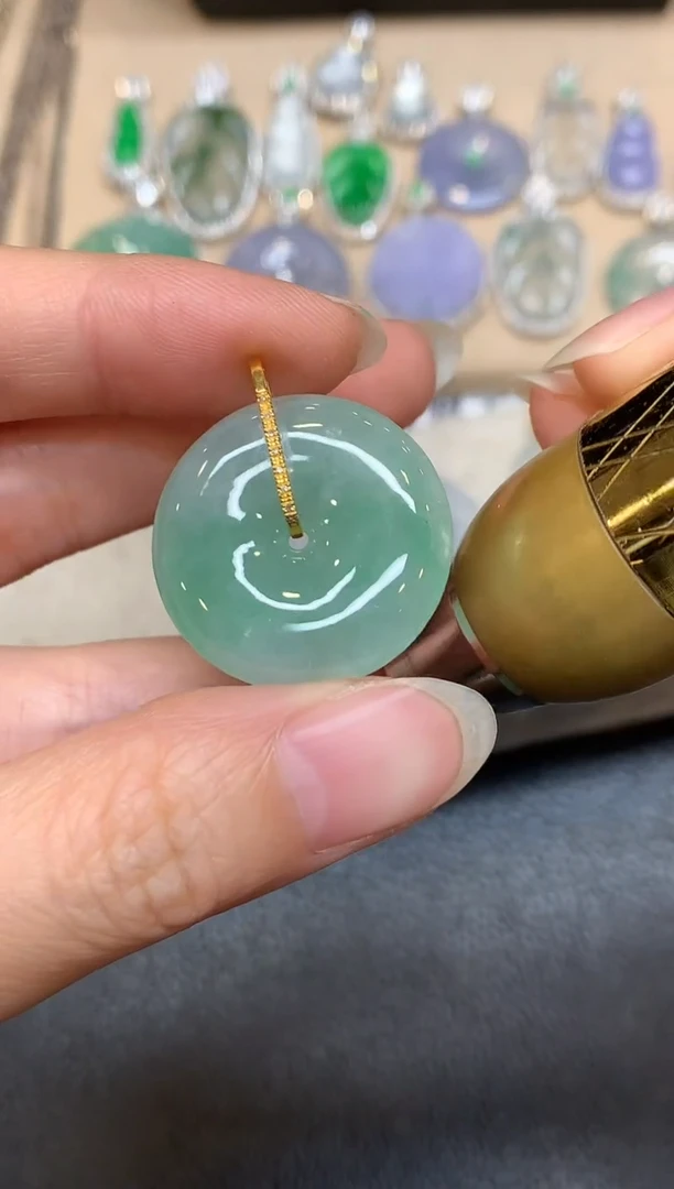 颈饰18K金镶嵌翡翠平安扣【无服务费