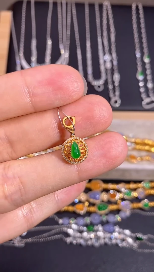 颈饰18K金镶嵌翡翠吊坠