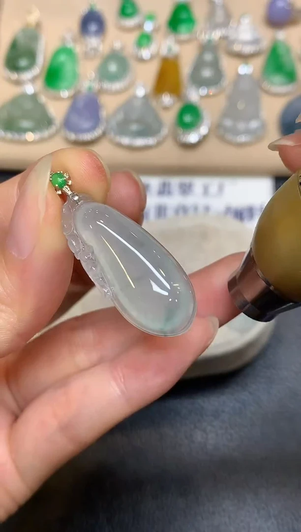 颈饰18K金镶嵌翡翠福瓜【无服务费