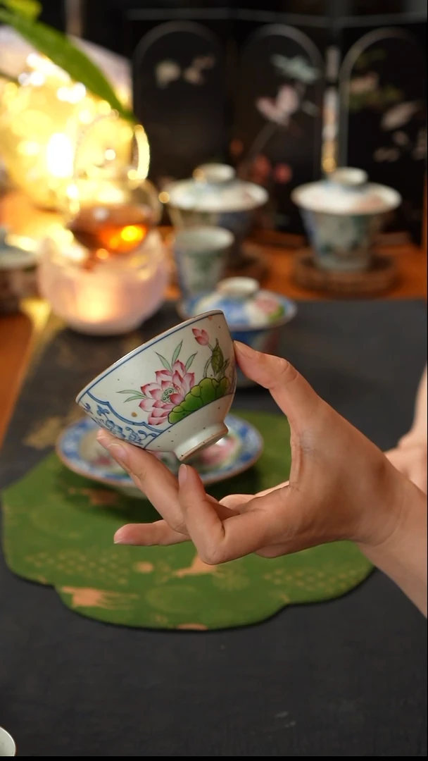 青花加彩荷花鸡心杯荷花鸡心杯