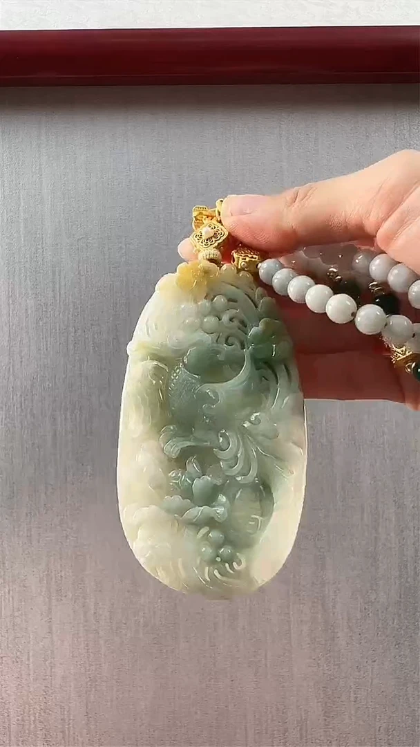翡翠未镶嵌颈饰凤穿牡丹
