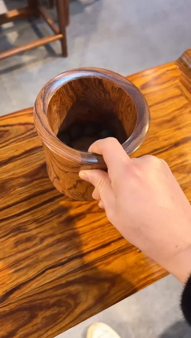 【闪购商品】花梨木类木雕笔筒