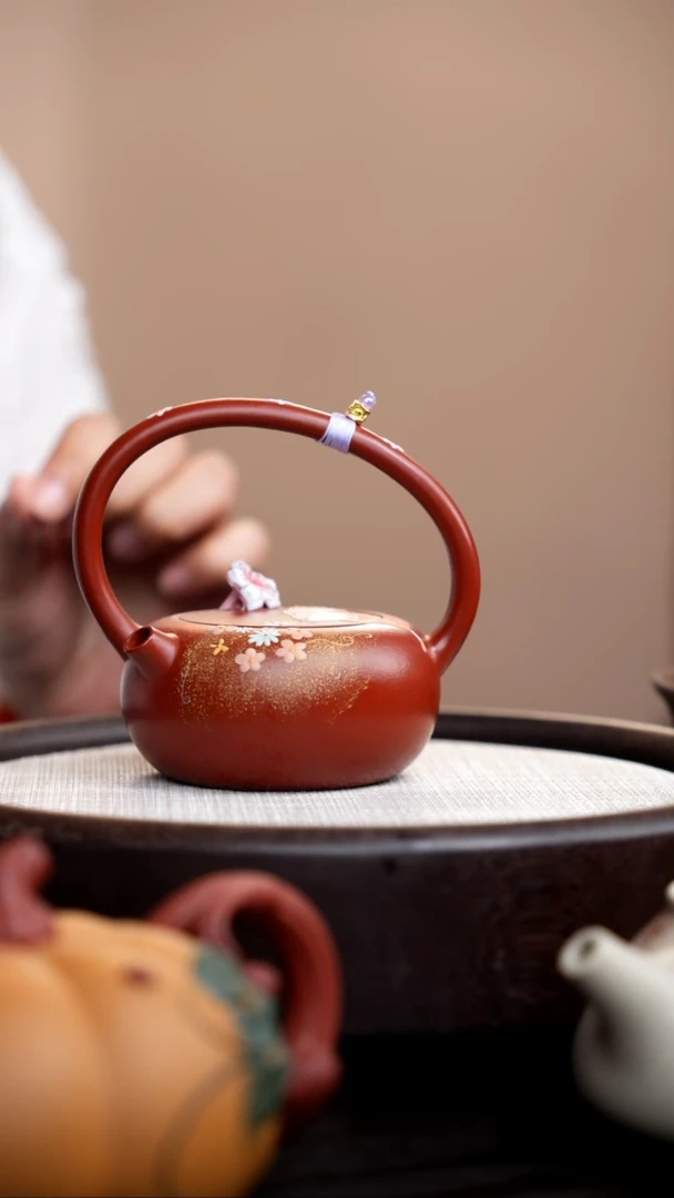 茶壶紫砂朱泥圆提梁侧嘴泥绘蝴蝶