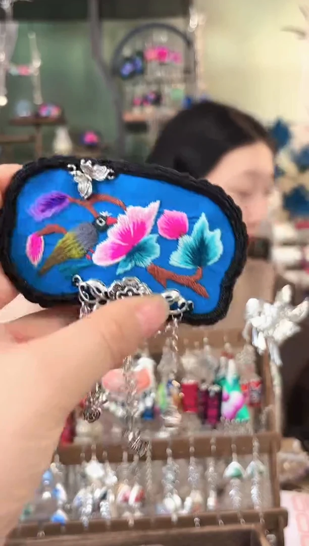 彩云南阁非遗老绣苗银饰品213