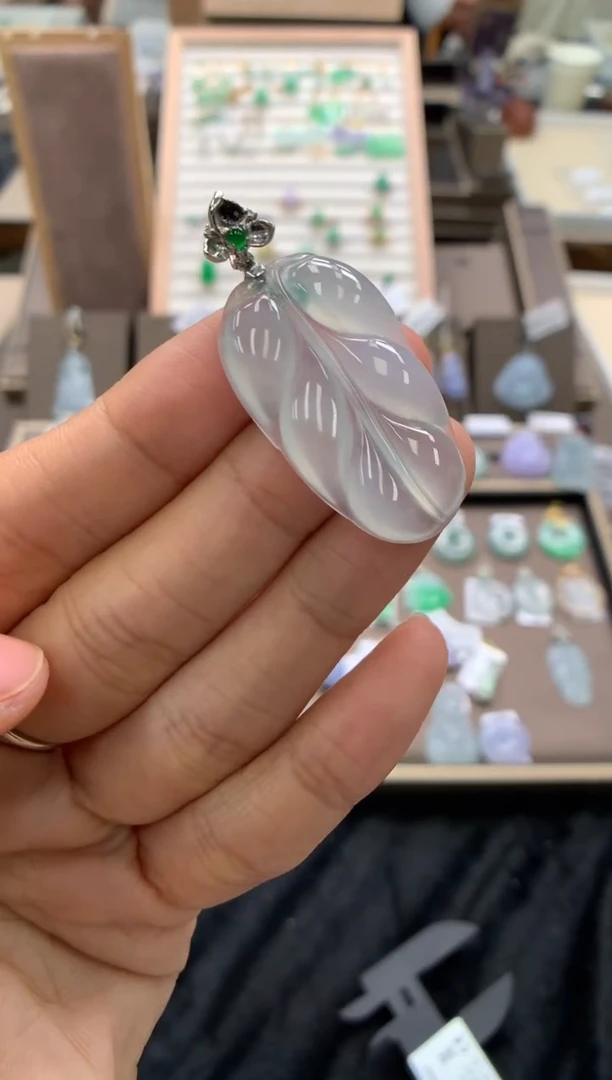 颈饰18K金镶嵌翡翠叶子