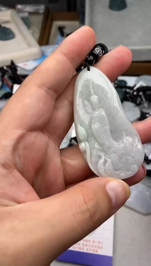 翡翠未镶嵌颈饰多样性发其一