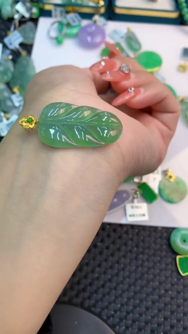 颈饰18K金镶嵌翡翠1