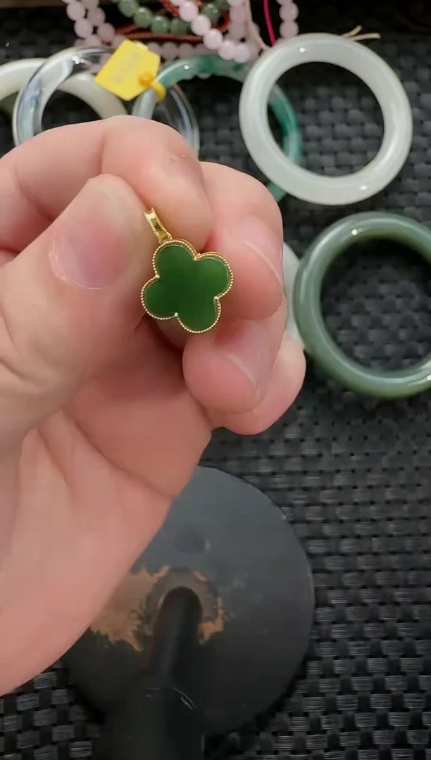 颈饰18K金镶嵌和田玉四叶草