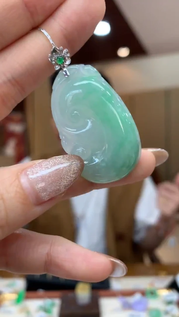 吊坠(不含链)18K金镶嵌翡翠如意