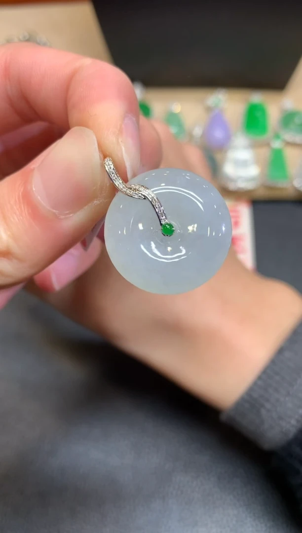 【闪购商品】翡翠颈饰18K金镶嵌平安扣【无服务费】