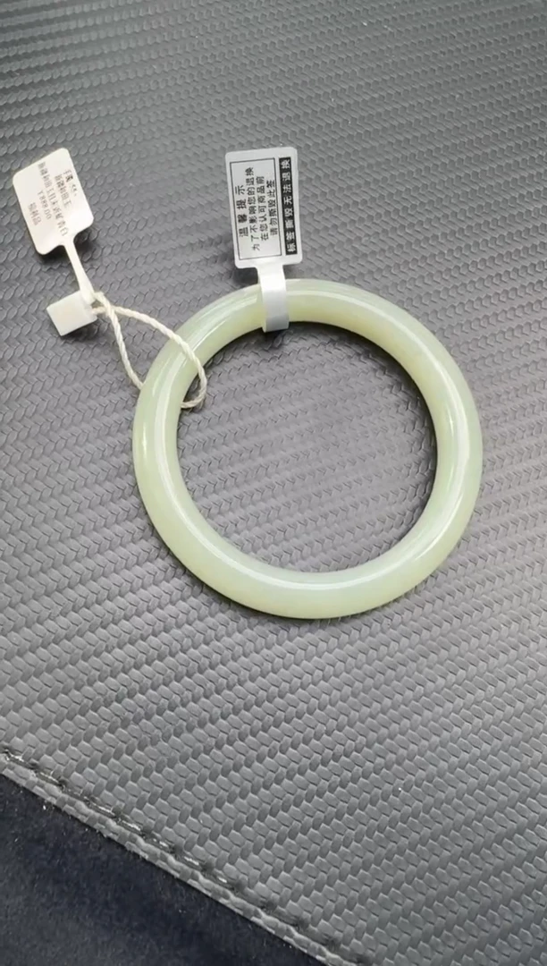 未镶嵌手镯和田玉且末近矿微色差55+手镯