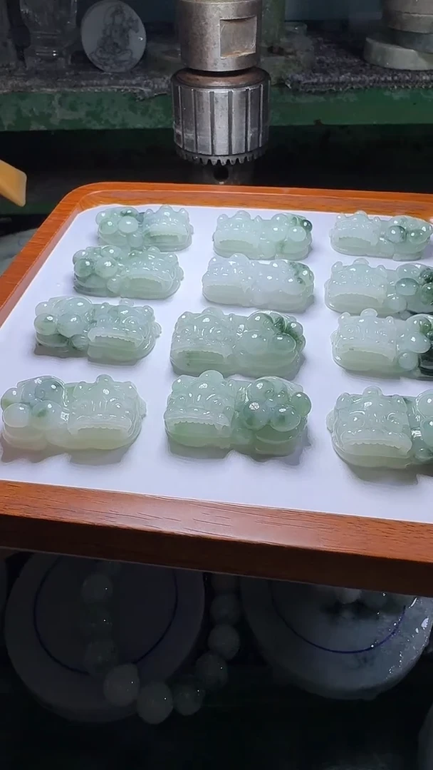 翡翠未镶嵌颈饰飘花貔貅多样性发一件