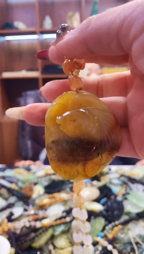 未镶嵌蛇纹石玉吊坠