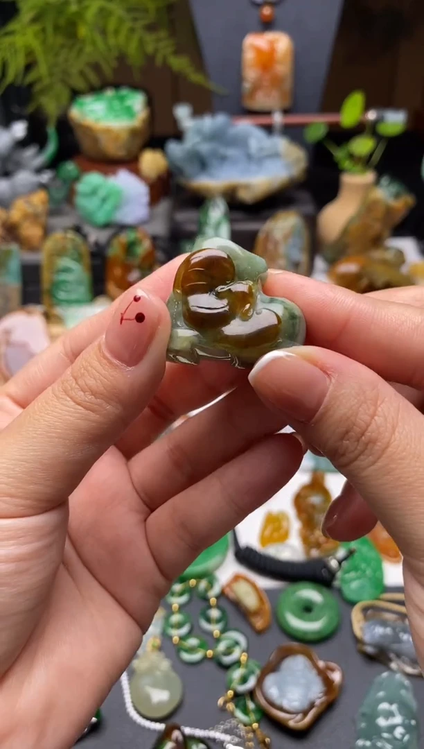 颈饰未镶嵌翡翠靴子