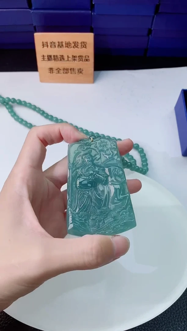 翡翠未镶嵌颈饰    `