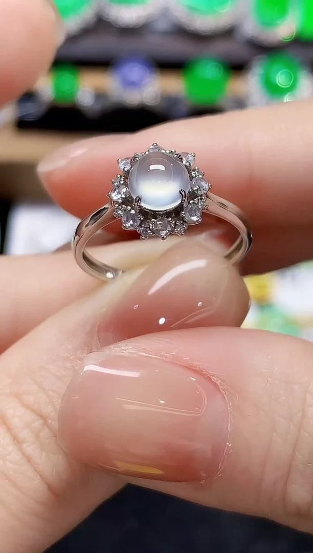 18K金镶嵌戒指翡翠多样性发其一