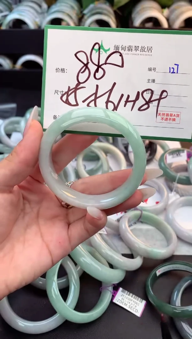 未镶嵌定制翡翠毛货需精细抛光+多人