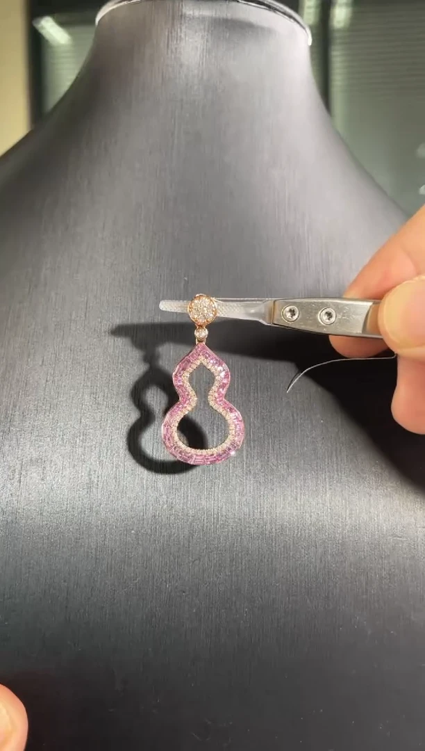 【闪购商品】蓝宝石吊坠(不含链)18K金镶嵌福禄葫芦镂空设计