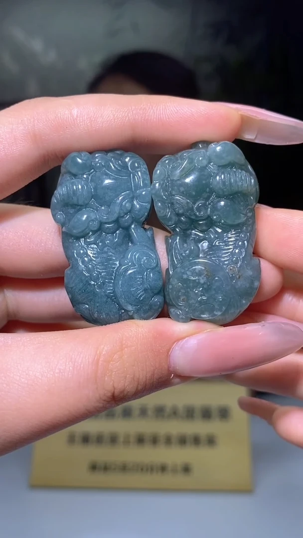 翡翠未镶嵌颈饰雕刻