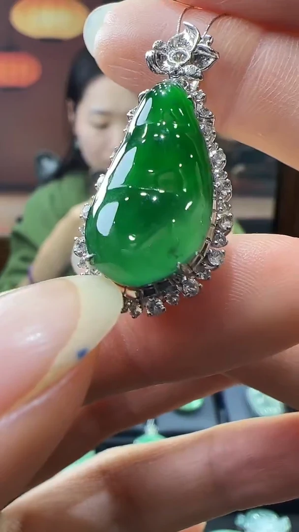 18K金镶嵌挂件翡翠豆子 不含链