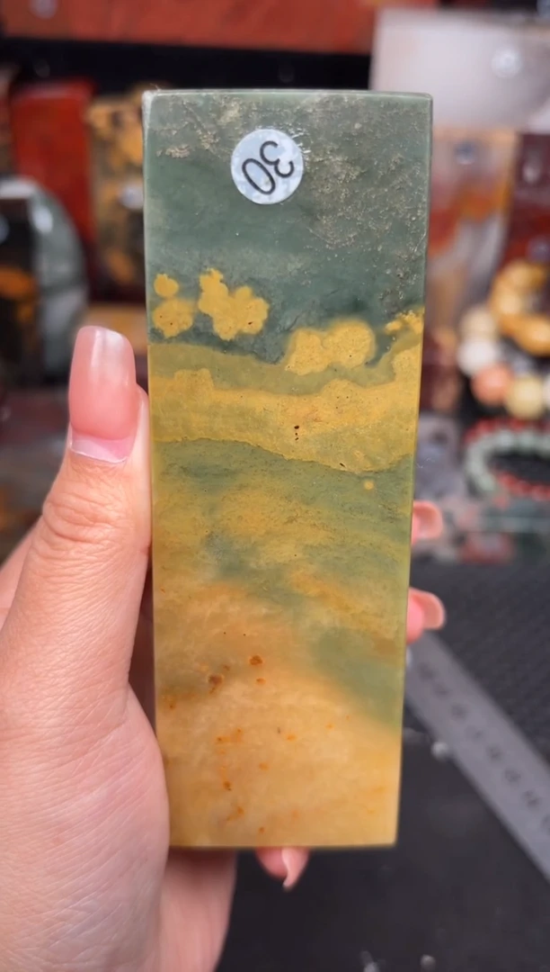玉桂林鸡血玉摆件 编号：30
