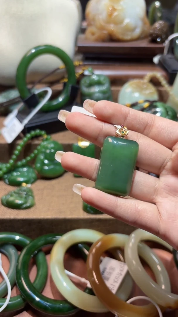 颈饰18K金镶嵌和田玉（碧玉）1