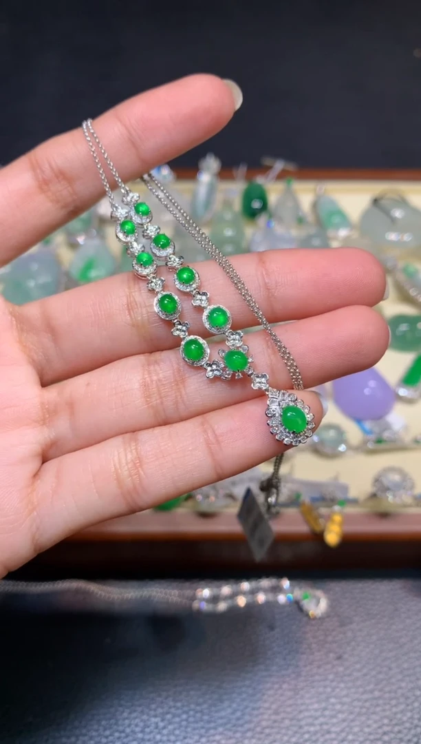 颈饰18K金镶嵌翡翠1