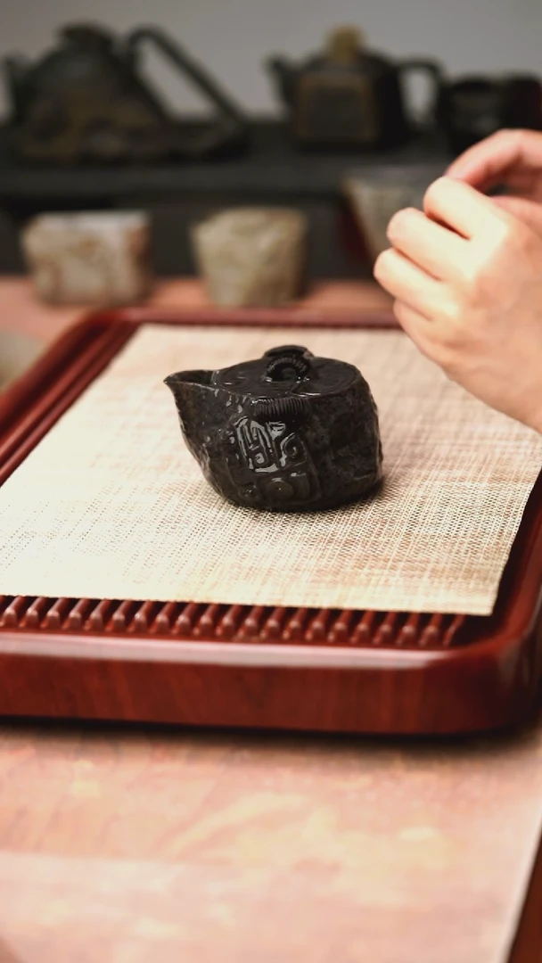 归玉堂冰碛岩重工雕刻饕餮宝瓶壶220cc