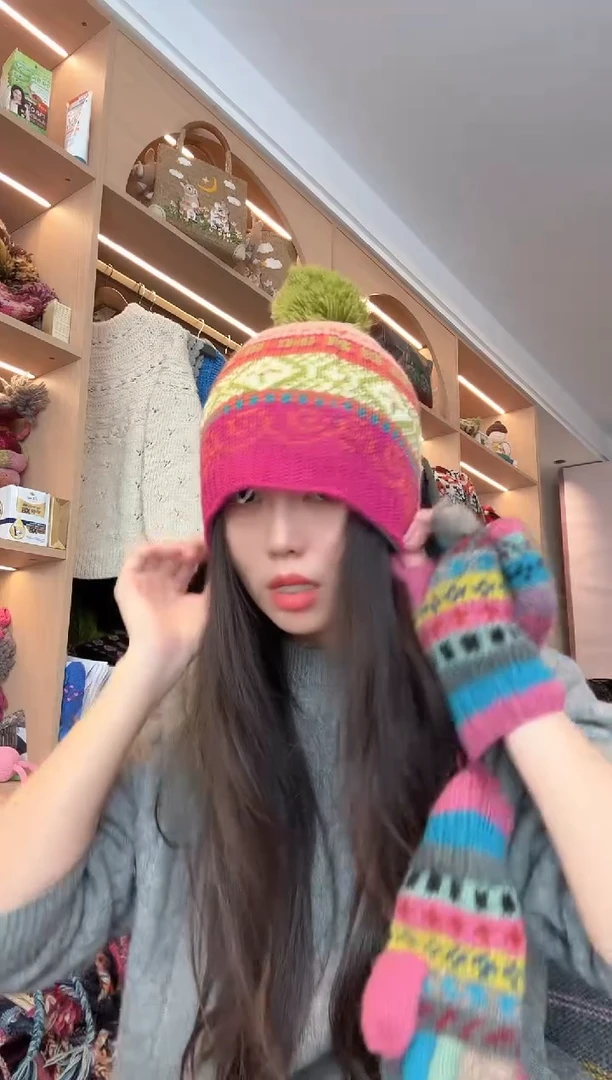 羊毛火龙果色单球帽