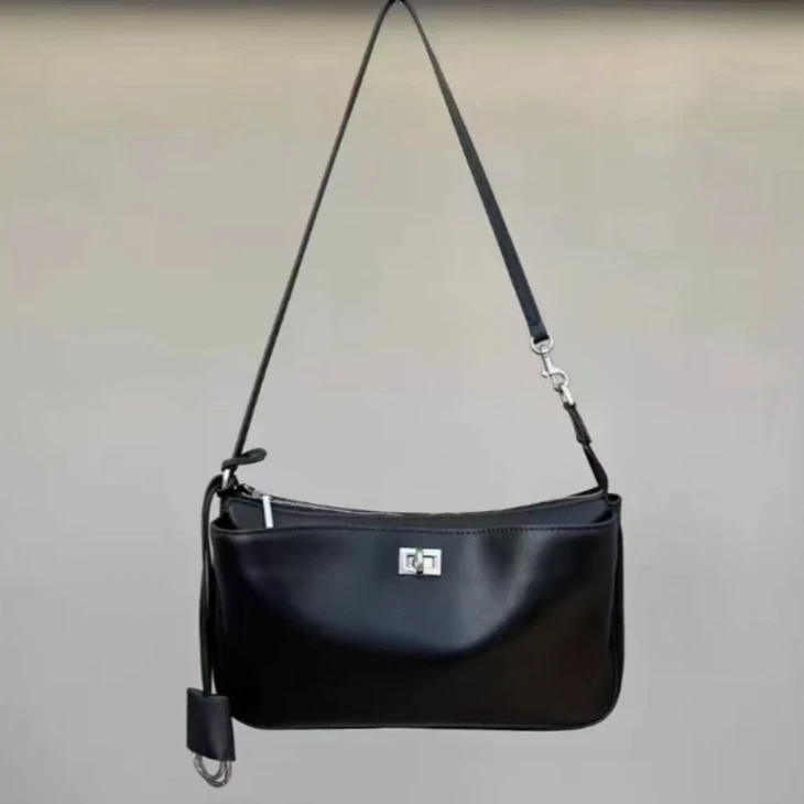 百搭款锁扣小方包