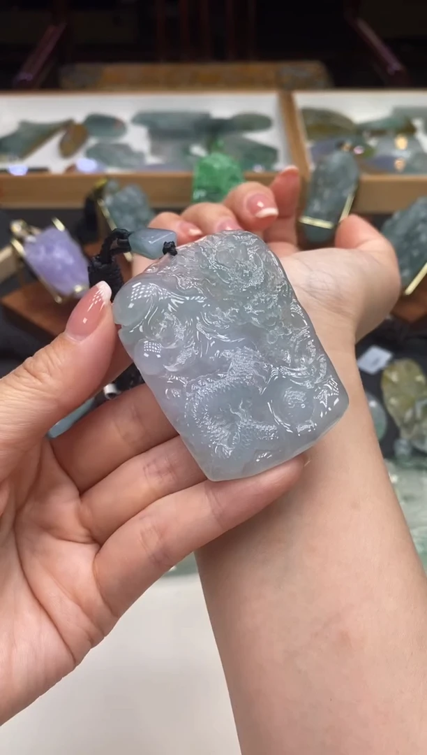 颈饰未镶嵌翡翠龙牌