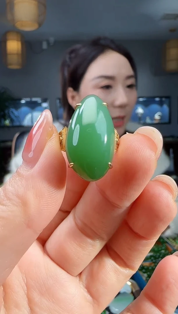 18K金镶嵌戒指和田玉1