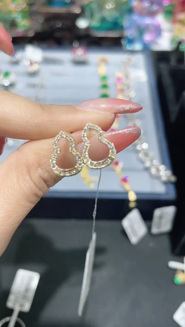 18K金镶嵌耳饰钻石耳饰