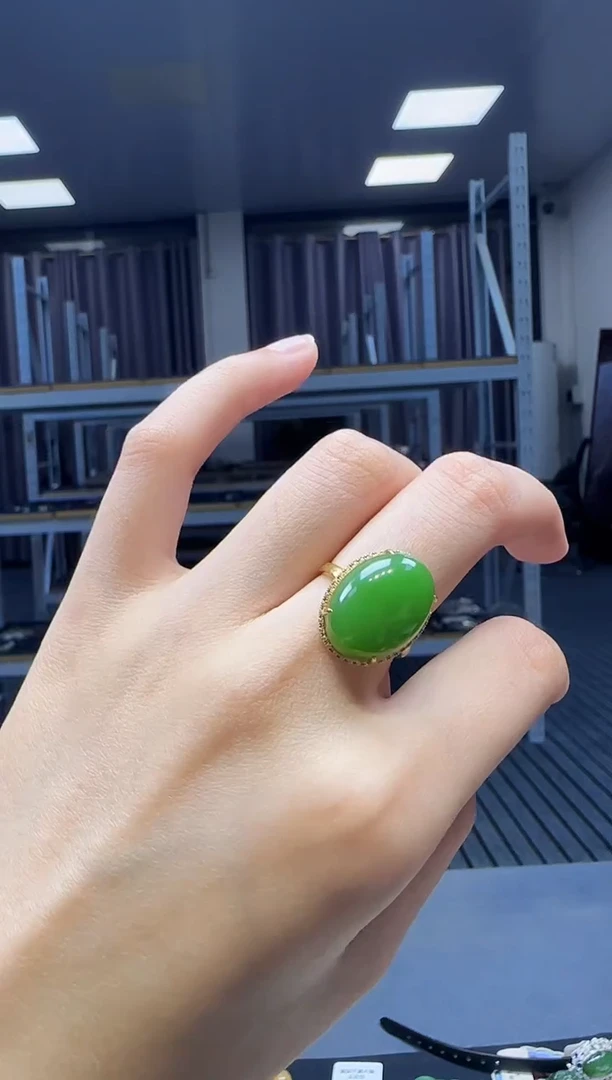 18K金镶嵌戒指和田玉1
