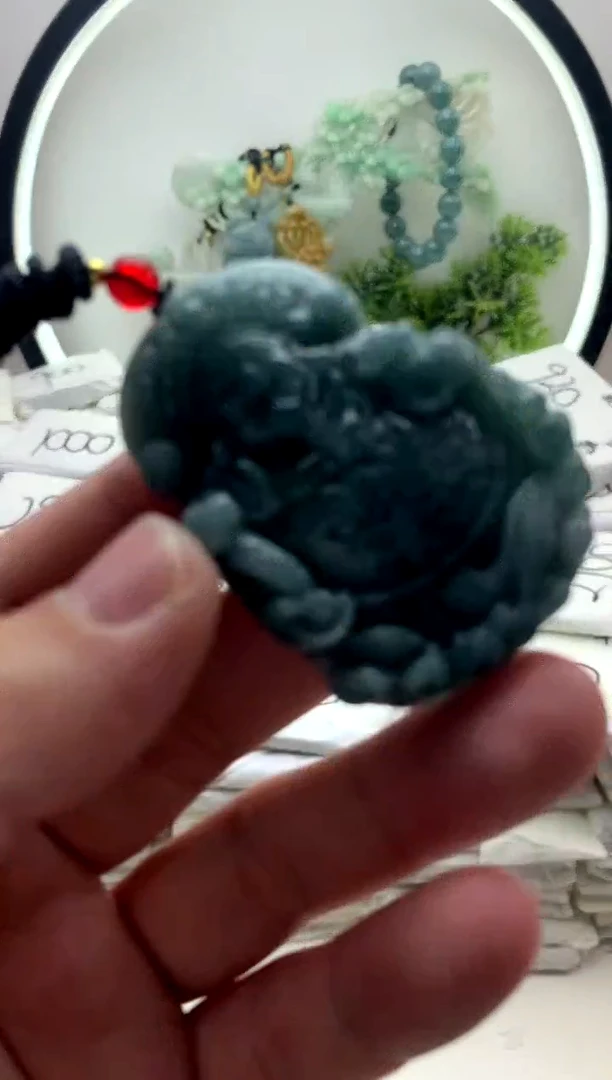 翡翠未镶嵌颈饰财神