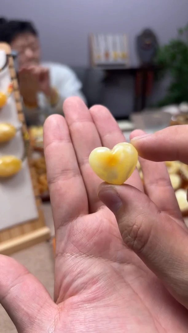 【闪购商品】蜜蜡裸石未镶嵌爱心