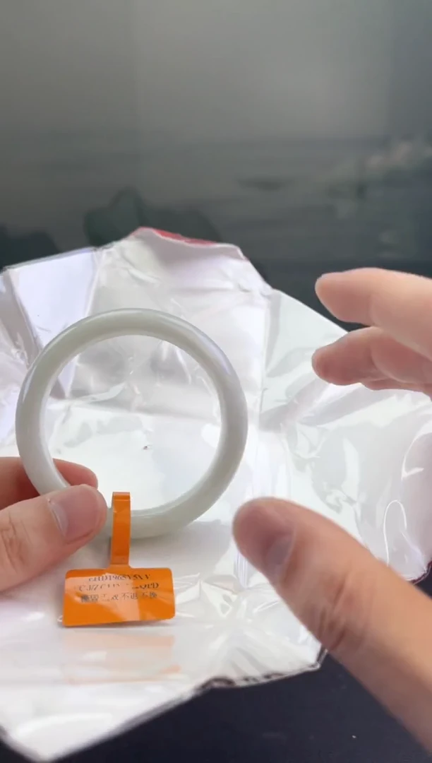 翡翠手镯未镶嵌翡翠手镯8