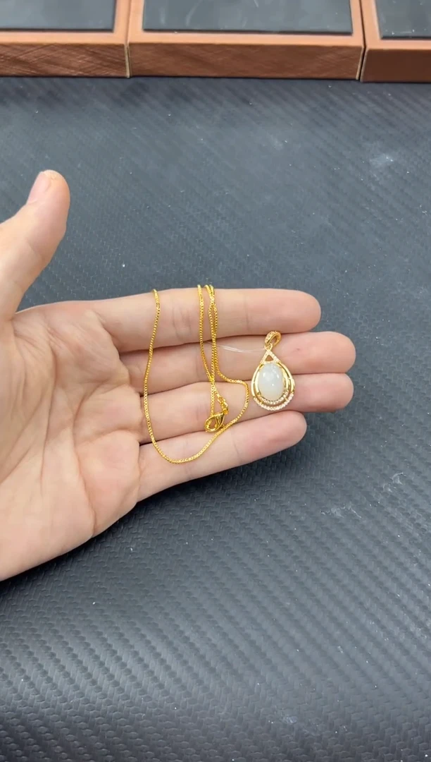 和田玉未镶嵌吊坠(赠链)且末微色差米达吊坠