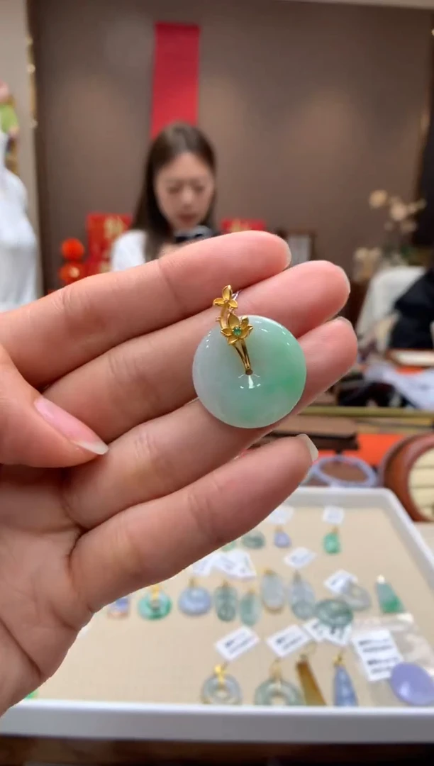 【闪购商品】翡翠颈饰18K金镶嵌平安扣