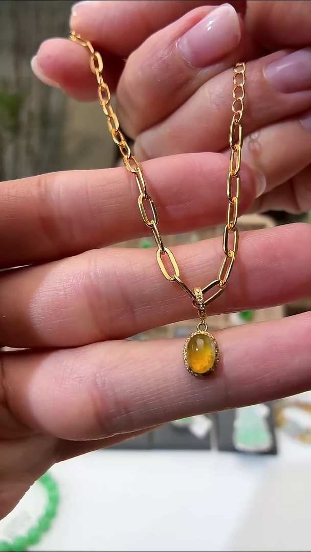 颈饰18K金镶嵌翡翠吊坠