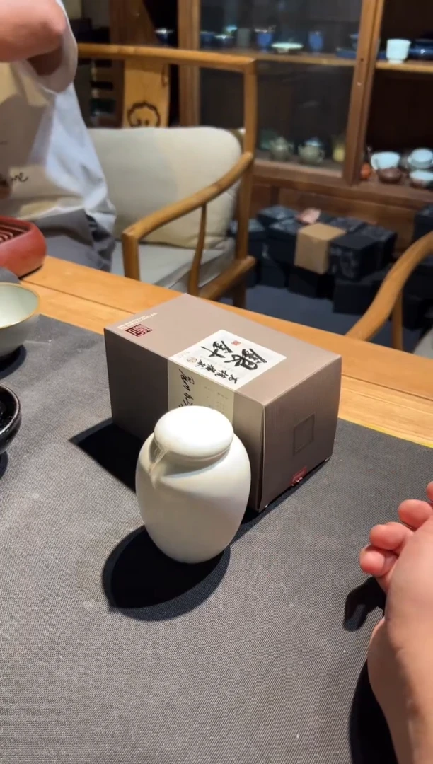 【闪购商品】/刘钦莹雪花釉小罐+2024银针一盒