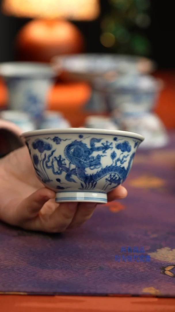 源明青忆莲池龙纹压手杯