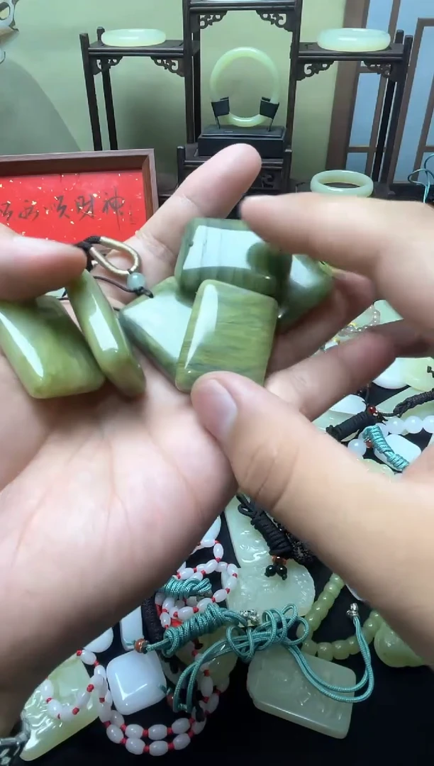 石英质玉合金吊坠(不含链)天山翠无事牌