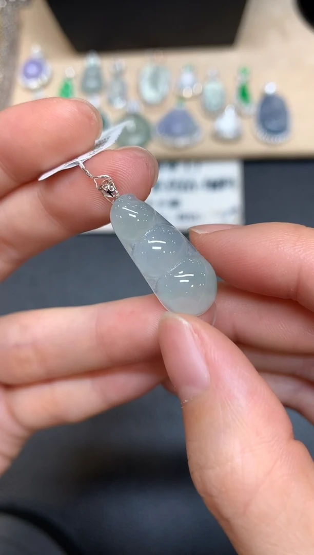 【闪购商品】翡翠颈饰18K金镶嵌福豆【无服务费多样性发其一