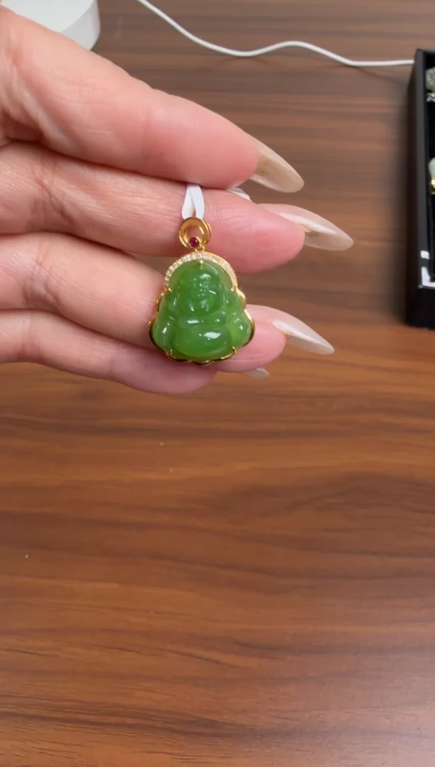 颈饰18K金镶嵌和田玉挂件