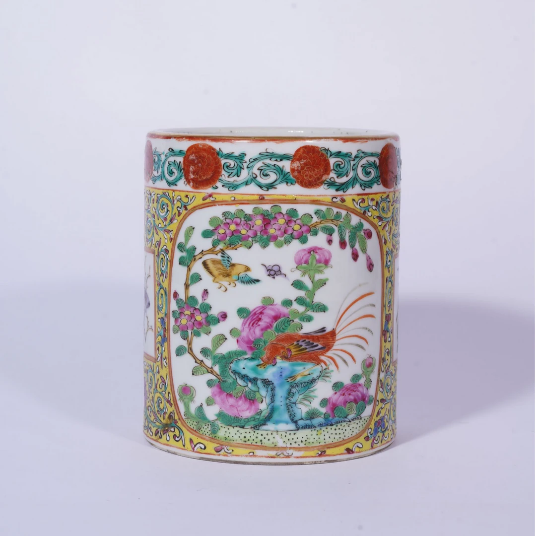 LOT710 清晚期 黄地粉彩卷草纹开窗花鸟纹笔筒/永乐瓷器