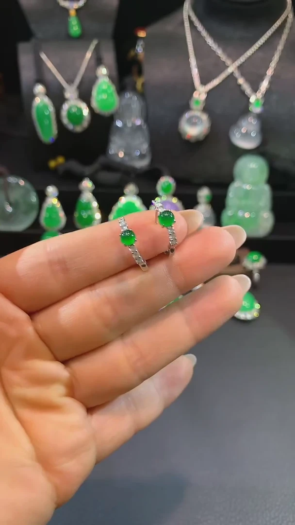 18K金镶嵌翡翠耳饰耳钉